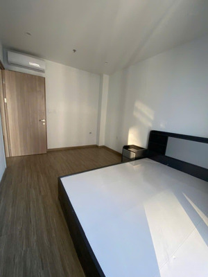 căn hộ 2n2vs 63m2 tầng 2x. có chậu rửa, 1 giường, 1 tủ nhựa, 1 kệ sắt, 3 điều hoà, 1 nóng lạnh...