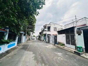 căn nhà cấp 4 _ mt đường 102 _ 90m2 ,ngang 4m _ đang ngăn làm 2 căn cho thuê _11tr_ chỉ 5,8 tỷ (tl)