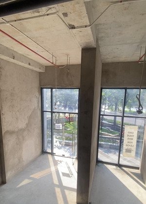 cho thuê căn shophouse có vị trí đắt địa ở vinhomes golden river (bason) ngay trục đường chính