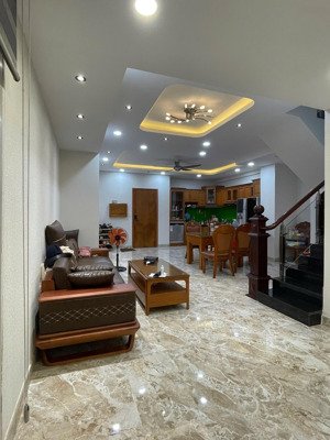 chính chủ gửi bán căn hộ duplex 3 phòng ngủ , hoàn thiện nội thất đẹp sân vườn 40m giá chir 7ty2