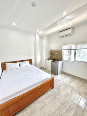 phòng cửa sổ thoáng full nội thất, có thang máy ngay gần ubnd q2