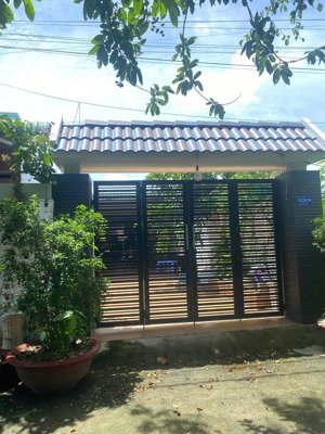 bán gấp nhà sau chợ trung an - mỹ tho. diên tích đất: 200m2 , ngang 10 dài 20m, lô góc 2 mặt tiền.