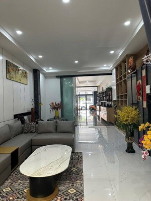 bán nhà phố 5 tầng ngang 5,5m có thang máy trung tâm phố biển nha trang gần chợ xóm mới