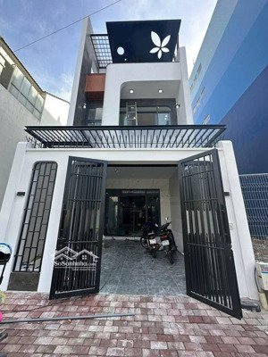chính chủ cần bán nhà 2 lầu full nội thất đường xe hơi đang cho thuê 10tr/tháng lh: 