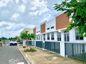 chỉ trả trước 360 triệu có căn nhà phố ngay trong kcn phước đông dễ dàng cho thuê được ngay 8 triệu
