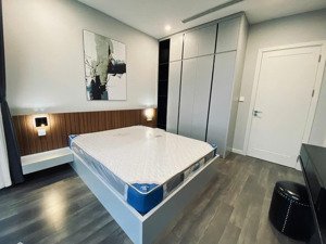 chị gái em chuyển xuống nhà mặt đất cần bán căn hộ the legacy: 3n 3wc -144m2 giá 9tỷ. lh 