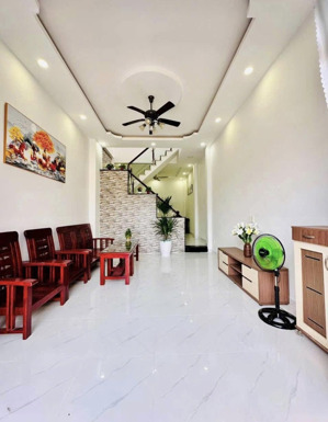 cần sang tên căn nhà 55m2 1tỷ650 đường nguyễn ảnh thủ,quận 12 đang cho thuê 6tr/ tháng - shr