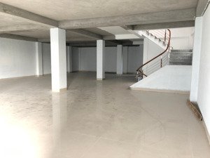 cho thuê sàn văn phòng 220 m2/tầng, sàn thông, mặt tiền 12m, chỗ để xe thoải mái