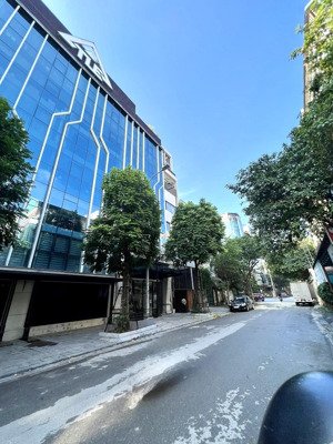bán toà văn phòng phân lô quận cầu giấy: - diện tích: 240m2 - mặt tiền: 18m
- 10 tầng - 142 tỷ.
