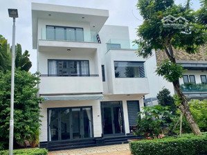 chú năm cho thuê biệt thự cao cấp lucasta full nội thất đường 20m trước nhà - dọn vào ở ngay