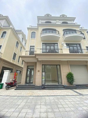 nhà cần bán giá 3,9 tỷ đường rộng, khu dân cư an ninh đầy đủ tiện ích