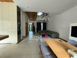 bán căn bt kdc him lam quận 7 dt: 10x20m giá: 55 tỷ có thang máy nhà đẹp lh: 