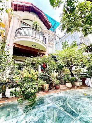 bán biệt thự pháp, trung tâm tây hồ, 165m2 x 5t x mt 27m, nội thất xịn, ngõ thông gần phố