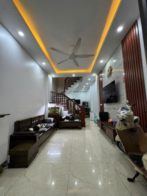 hơn 8 tỷ, siêu phẩm trung tâm quận cầu giấy, 38m2, 4t, ô tô gần