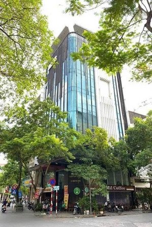 nhà mặt phố-lạc long quân-thông sàn. thang máy. 5 nổi 1 hầm. 2 thoáng. sổ vuông.139m-mt8m
