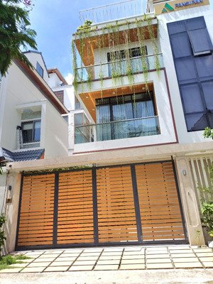 nhà hxh 262/huỳnh văn bánh 7 x 22m 3 tầng mới có sân để ô tô.