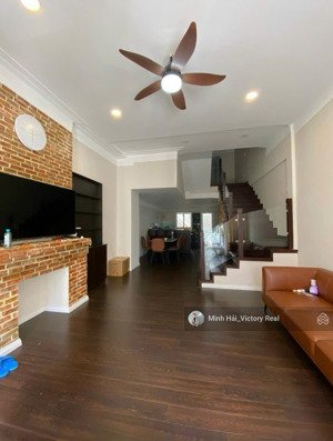 bán nhà phố 3 tầng dt: 79m2, hẻm xe hơi 4m phù đổng thiên vương, p.08, đà lạt
