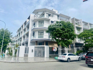 bán gấp căn góc có thang máy, dt: 8x20m nhà 1 hầm 4 lầu, đường 20m vạn phúc city