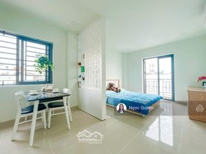 phòng ban công, nội thất đầy đủ, qua trung tâm quận 5 quận 1 nhanh