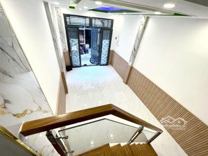 bán nhà quận 8-phường 4. nhà mới vào ở ngay. vị trí gần chợ 40m2. nhỉnh hơn 5 tỷ xíu