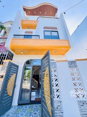 bán gấp nhà 3 tầng xây mới, full nội thất cao cấp, vị trí đắc địa, khu an ninh, hỗ trợ vay mua
