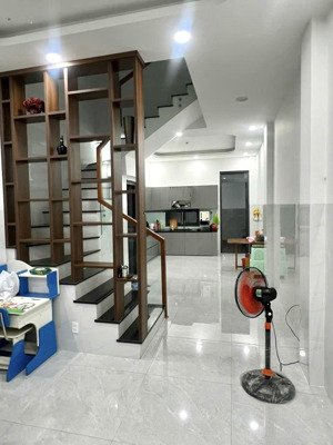 cho thuê nhà gần ngã tư bình thái, đường số 8, p. trường thọ tđ, 4,2x22m, xe hơi ngủ trong sân