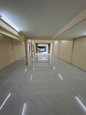 nhà nguyên căn 100m2, mb dưới rộng thông suốt, có gác lửng, gần phạm văn đồng, đường xe tải