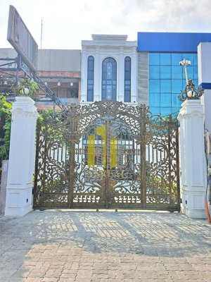 tòa văn phòng hiện đại mặt tiền trần não giá 250 triệu