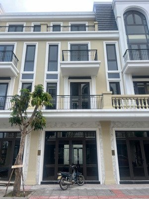 cực kỳ hiếm, duy nhất căn liền kề golden point mặt đường thời đại tđ3-47 đối diện công viên 5000m²