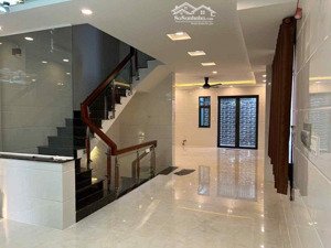 cho thuê nhà nguyên căn - 4 tầng có hầm gửi xe. nhà rộng rãi thoáng mát. lh 