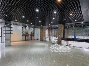 cho thuê mặt bằng chân đế chung cư đường nguyễn cơ thạch 232m2, vỉa hè rộng, lh ms lan 