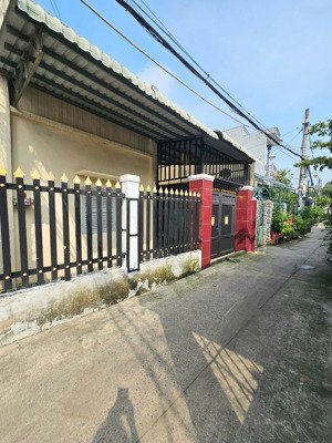 nhà 3 mặt tiền dt: 7x23 - hẻm xe tải thông - 30m ra lê lợi - gần chợ hóc môn