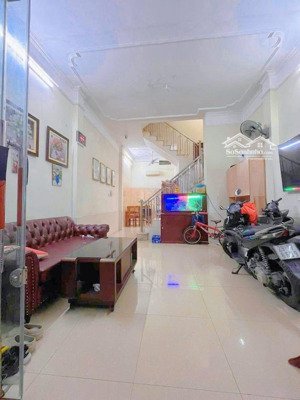 bán nhà trung tâm quận cầu giấy 40m7.9tỷ dân xây ở ngay ngõ thông vô vàn tiện ích