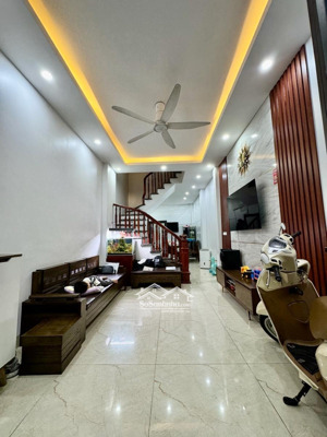 bán nhà phố cầu giấy 40m 8.3ty ngõ thông oto-trung tâm quận trước nhà rộng thoáng quay xe dễ dàng