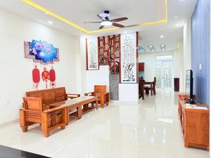 bán nhà kdt hà quang 1 (có sổ hồng đã hoàn công) 80m2. giá 8.5tỷ. lh em hoàng ạ