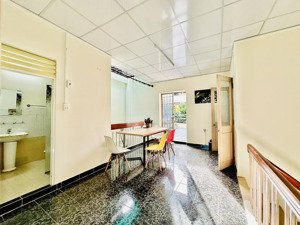 chính chủ cho thuê nhà 105m2 2pn, 1phòng khách, 1 phòng bếp, banconl