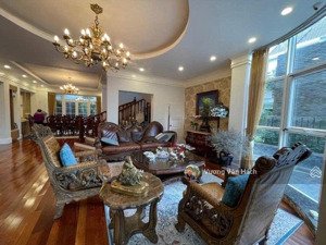 chính chủ bán biệt thự vườn đào - tây hồ - view vườn hoa - nội thất xịn - giá tốt 300m2 nhỉnh 100ty