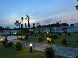 nhà vườn rộng gần 6000m2 sát bờ sông vàm cỏ thoáng mát rộng rãi có 300m2 thổ cư mỹ hạnh nam long an