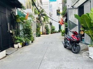 sát mặt tiền lê thúc hoạch - hẻm xe hơi - kế chợ tân phú - chỉ 8 tỷ hơn chút