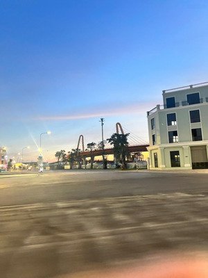 tla 851 giá 11 tỷ sổ đỏ 90m2 xây 4 tầng, cạnh vincom mega mall và vinwonder safari, cầu hoàng gia