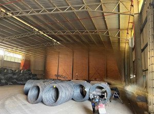 kho gần ngã 4 thủ đức. dt từ 300m2,500m2, 540m2. pccc tự động, xe cont ra vảo ngày đêm. 90k/m2