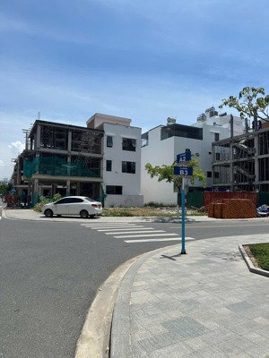 bán lô góc 2 mặt tiền đối diện công viên thoáng mát đường a2 vcn phước long 2 lh 