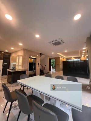 cho thuê biệt thự hồ bơi khu mystery villas. diện tích 300m2 đất. 560m2 sàn. full nt & sân vườn.