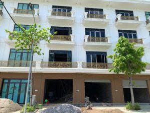 bán ngôi nhà mặt đường hà huy tập khách đến xem là mê chốt luôn ngay bệnh viện tỉnh