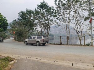 bán lô đất gần 4000m2 view hồ, mặt đường nhựa tỉnh lộ, tựa sơn hướng thủy mt 45m, sổ đỏ chính chủ