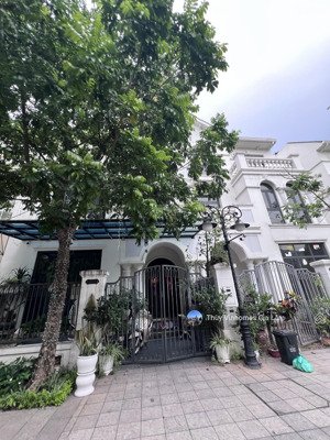 cho thuê biệt thự liền kề, có thang máy, dt150m x 4t, view đẹp đối diện là cv vườn hoa. giá 20tr