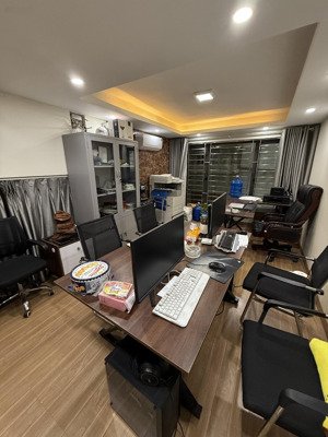 chính chủ có phòng 30m2 cho thuê làm văn phòng, bán hàng onlie, để ở nguyên tầng thang máy 3,5tr/th