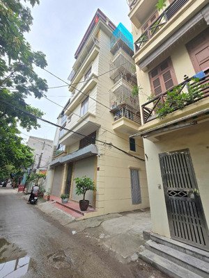 nhà 2 mặt đường sát đại học mỏ ô tô đỗ cửa sổ đỏ vuông đẹp