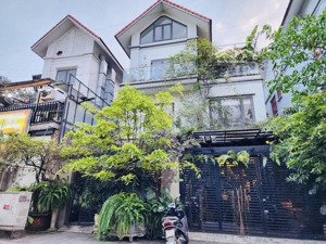 biệt thự thành phố giao lưu - diện tích khủng - giá không gửi sàn.
