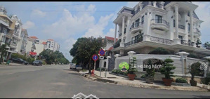 biệt thự 10m x 20m. mặt tiền đường 30m trục chính khu biệt thự phú nhuận